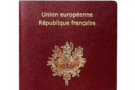 Illustration de Carte d'identité et passeport