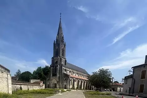 Illustration de Réaménagement des abords de l'église d'Aigre